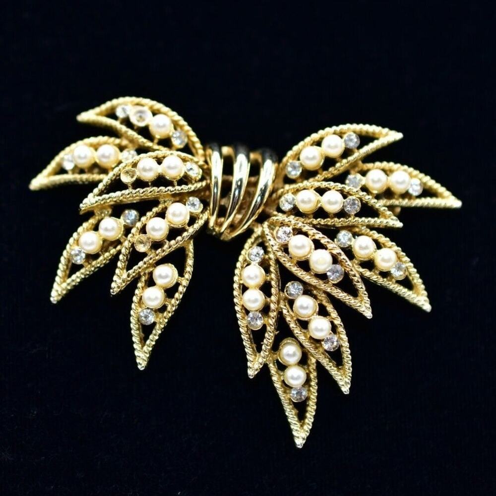 Weiss Vintage Pin Brooch Rhinestone Crystal Gold Faux Pearl Shiny 1980s Bin4